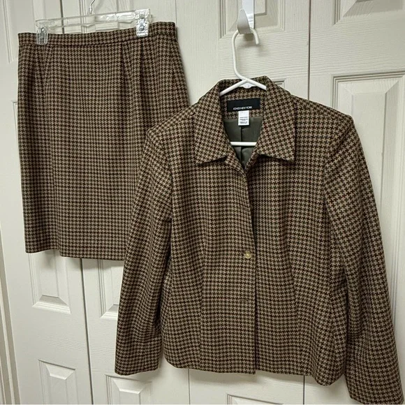 Jones New York.  size 14 skirt and blazer suit - Picture 8 of 8